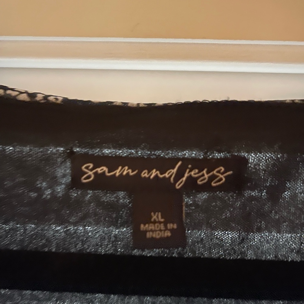 Sam and Jess women’s XL top. Almost new. Only used once. - Picture 2 of 3